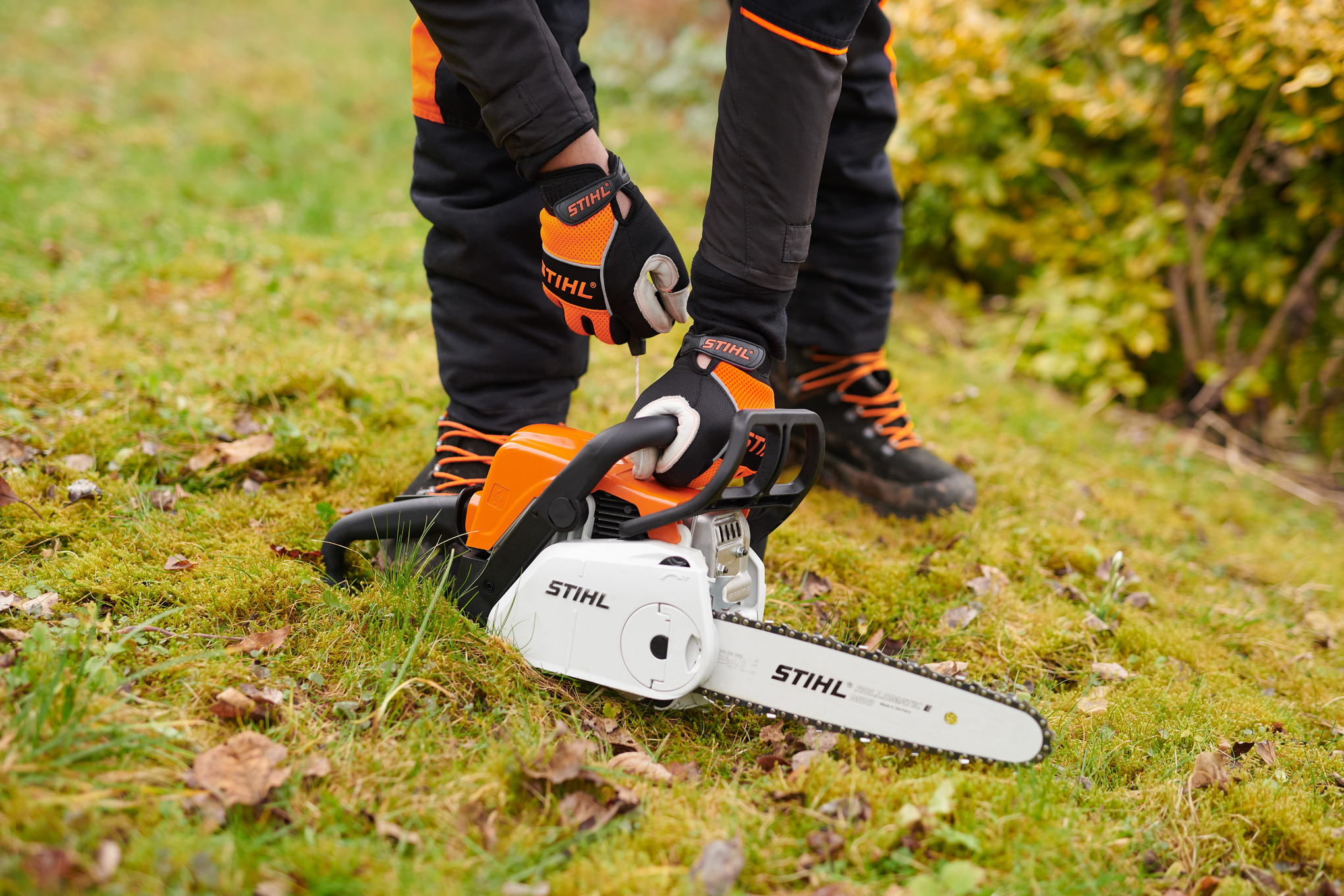 STIHLチェンソーを始動 | STIHL